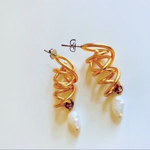 GOLD Swirl Earrings with Freshwater Pearl Dangle‎